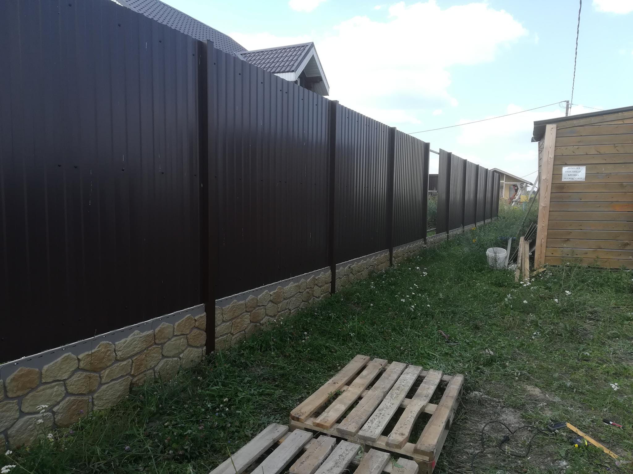 Забор из профнастила на ленточном фундаменте на 6 сотокв Климовске .